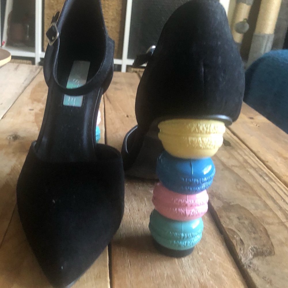 Black Macaroon Point Heel Shoes